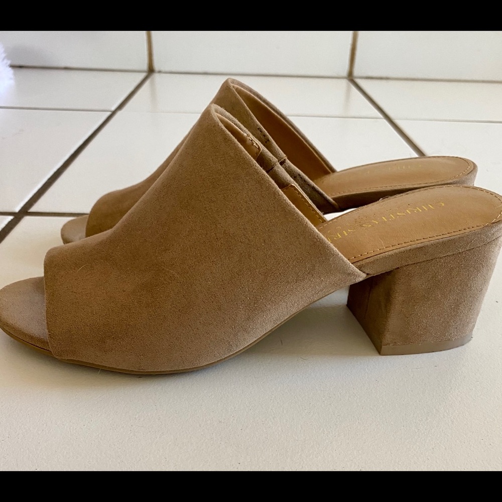 Block heel shoes